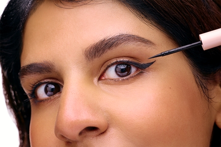 Notino Serum-Infused Lifeproof Eyeliner Liquid Eyeliner with Growth-Enhancing Agents