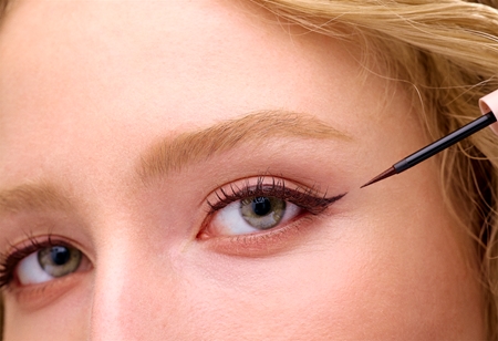 Notino Serum-Infused Lifeproof Eyeliner Liquid Eyeliner with Growth-Enhancing Agents