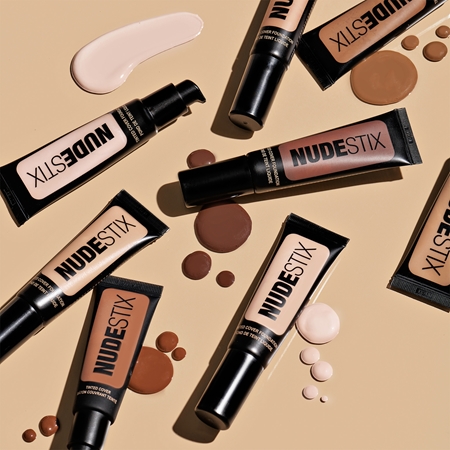 Nudestix Tinted Cover lengvos tekstūros šviesinamojo poveikio makiažo pagrindas natūraliai išvaizdai