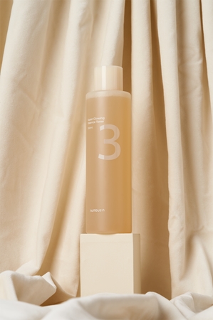 Numbuzin No. 3 Super Glowing Essence Toner Clarifying Toner to restore skin firmness