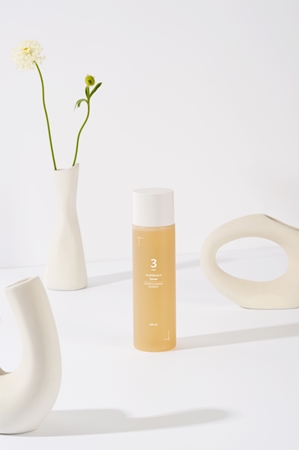 Numbuzin No. 3 Super Glowing Essence Toner Clarifying Toner to restore skin firmness