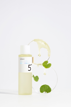 Numbuzin No. 5 Glutathione Vitamin Concentrated Toner Moisturizing Toner to even out skin tone