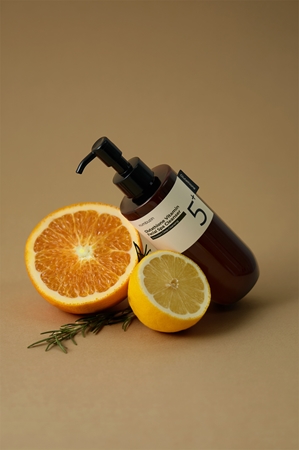 Numbuzin No. 5 Glutathione C Facial Spa Cleanser Cleansing Oil Makeup Remover with a brightening effect