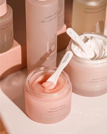Omorovicza Queen Cream denní krém pro obnovu pevnosti pleti s matným efektem