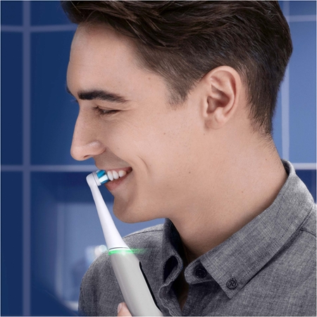 Oral B iO6 spazzolino da denti elettrico con astuccio