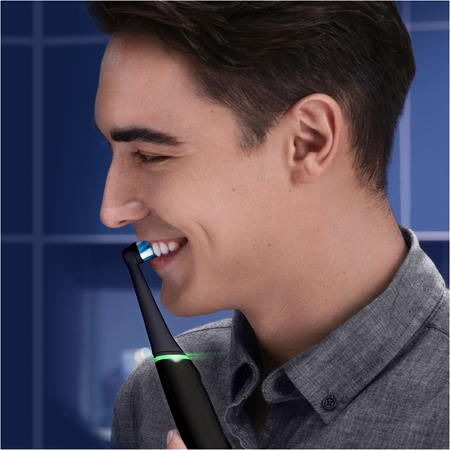 Oral B iO6 spazzolino da denti elettrico con astuccio