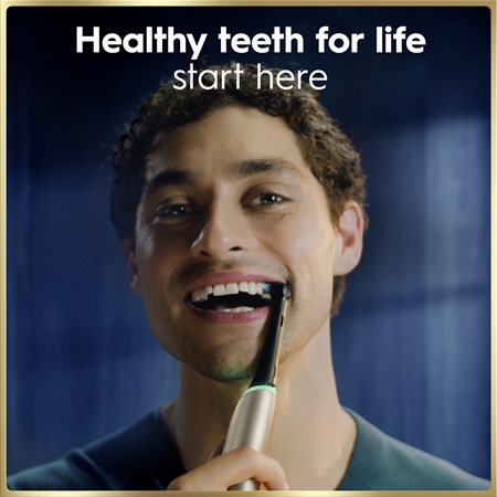 Oral-B iO9 Electric Toothbrush with bag