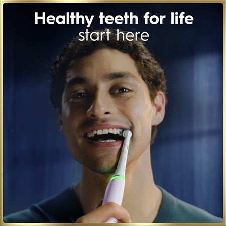 Oral-B iO 9 electric toothbrush with charging case