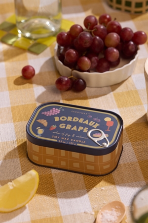Paddywax Bistro Tin Bordeaux Grape tuoksukynttilä säilykepurkissa