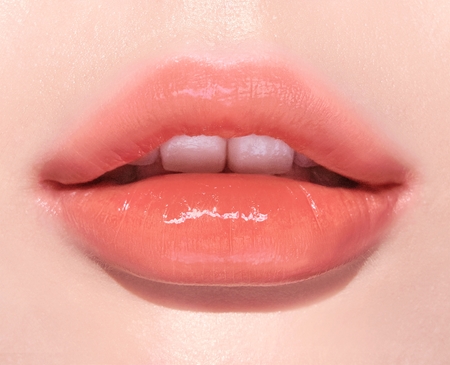 peripera Ink Mood Glowy Tint brillo de labios aportando brillo e hidratación