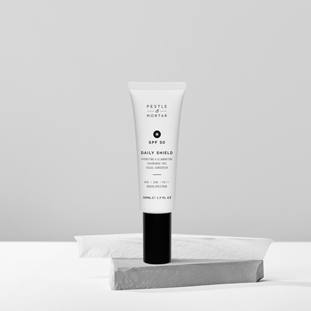 Pestle & Mortar Daily Sheild rozjasňující ochranný krém SPF 50