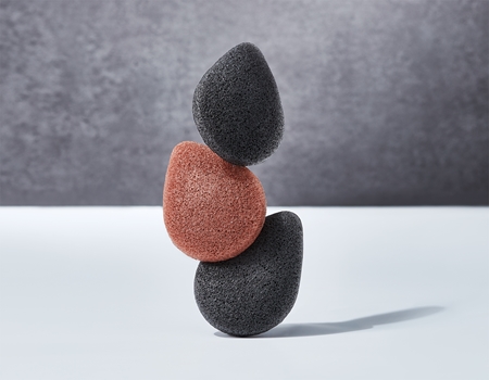 Purito Konjac Sponge Bamboo Charcoal esponja esfoliante suave com carvão bioativo