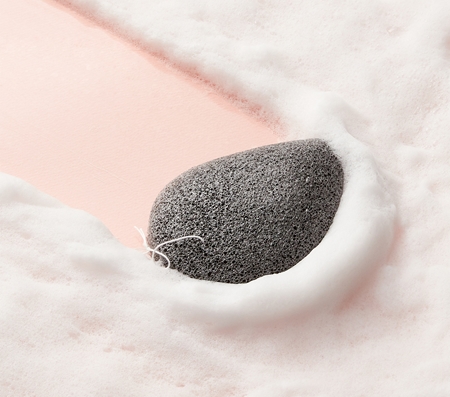 Purito Konjac Sponge Bamboo Charcoal esponja esfoliante suave com carvão bioativo
