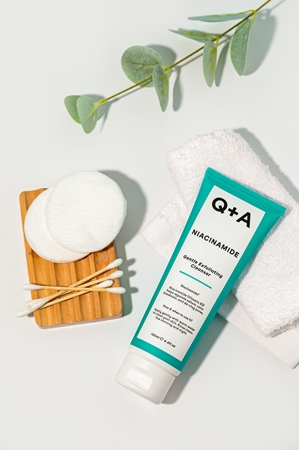 Q+A Niacinamide kuoriva puhdistusgeeli