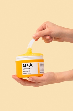 Q+A Vitamin C gommage corps éclat