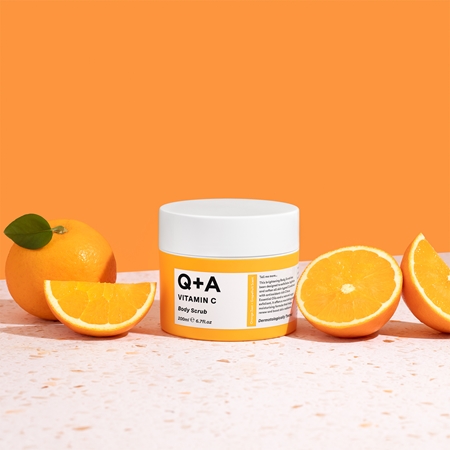 Q+A Vitamin C gommage corps éclat