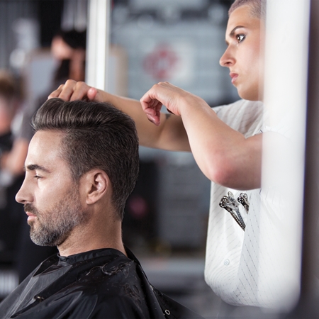 Redken Brews tvarujúca vosková pomáda pre usmernenie a modelovanie účesu