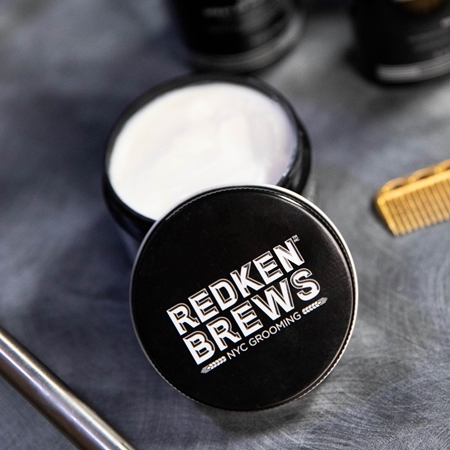 Redken Brews pomáda na vlasy pre objem a tvar