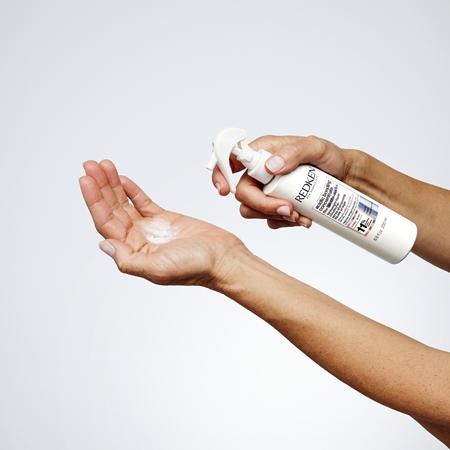 Redken Acidic Bonding Concentrate könnyű kondicionáló spray -ben