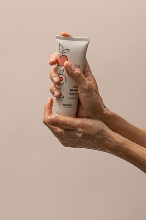 Resibo Natural Face Washing Gel with Peach Extract jemný zklidňující čisticí a odličovací gel