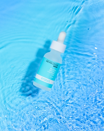 Revolution Skincare Hyaluronic Acid & 2% Alpha Arbutin sérum hydratant illuminateur