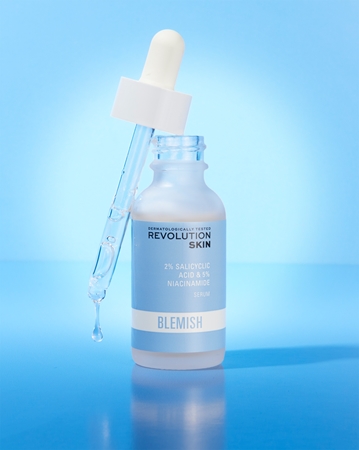 Revolution Skincare Blemish 2% Salicylic Acid & 5% Niacinamide upokojujúce sérum pre problematickú pleť, akné