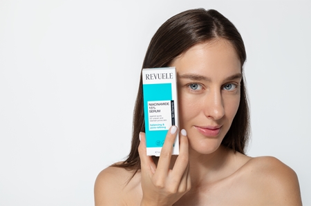 Revuele Niacinamide 15% Serum Smoothing Facial Serum to tighten pores and mattify the skin