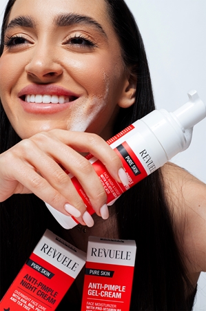 Revuele Pure Skin Anti-Pimple mousse detergente per pelli problematiche, acne