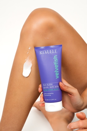 Revuele Velvetish Sleek Body Body Cream Scrub Gentle Body Scrub with smoothing effect