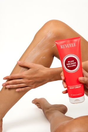 Revuele Plum & Bloom Allure Fragranced Brightening Body Cream Brightening Body Cream with moisturising effect