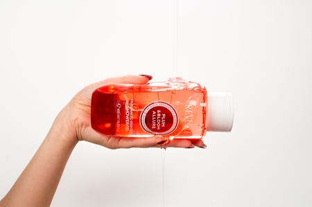 Revuele Plum & Bloom Allure Fragranced Brightening Shower Gel Perfumed Shower Gel with brightening effect