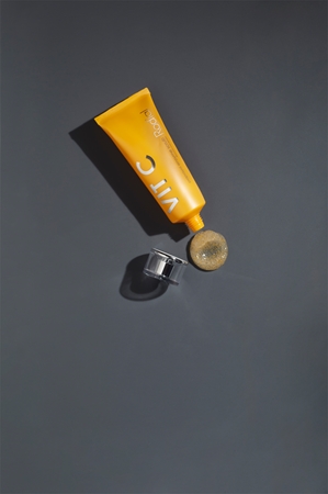 Rodial Vit C Papaya Enzyme Scrub encimski piling za posvetlitev in zgladitev kože
