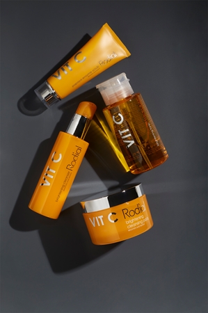 Rodial Vit C Papaya Enzyme Scrub encimski piling za posvetlitev in zgladitev kože