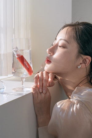 rom&nd Glasting Water Tint lesk na pery