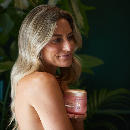 Sanctuary Spa Lily & Rose pečující tělový peeling s vůní květin