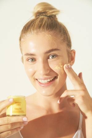Say Hi Bright Vibes crema illuminante per pelli iperpigmentate