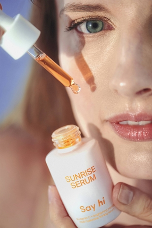 Say Hi Sunrise rozjasňující sérum pro zpevnění pleti