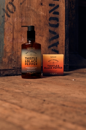 Scottish Fine Soaps Thistle & Black Pepper șampon solid pentru barbati