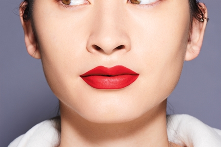 Shiseido ModernMatte Powder Lipstick matiniai lūpų dažai, suteikiantys pudra dengtų lūpų efektą