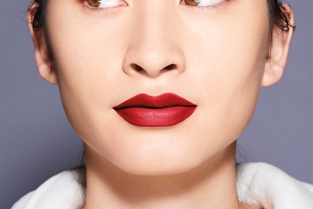 Shiseido ModernMatte Powder Lipstick matiniai lūpų dažai, suteikiantys pudra dengtų lūpų efektą