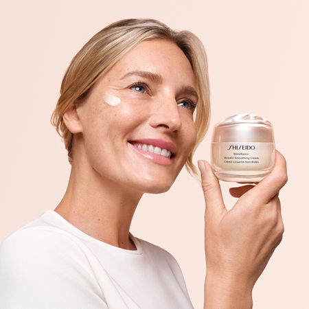 Shiseido Benefiance Wrinkle Smoothing Cream Pretgrumbu dienas un nakts krēms visiem ādas tipiem