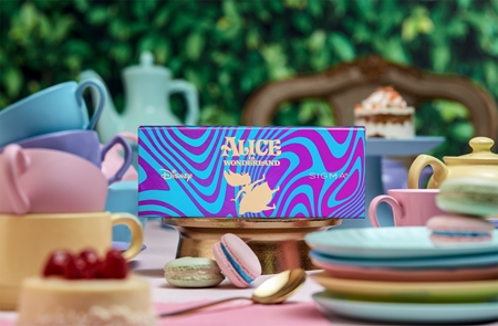 Sigma Beauty Alice in Wonderlad Eyeshadow Palette akių šešėlių paletė su šepetėliu