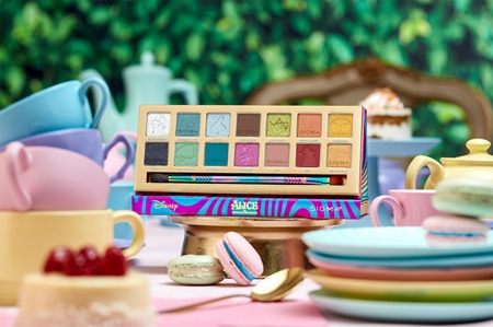 Sigma Beauty Alice in Wonderlad Eyeshadow Palette akių šešėlių paletė su šepetėliu