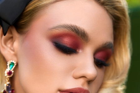 Sigma Beauty Alice in Wonderlad Eyeshadow Palette akių šešėlių paletė su šepetėliu