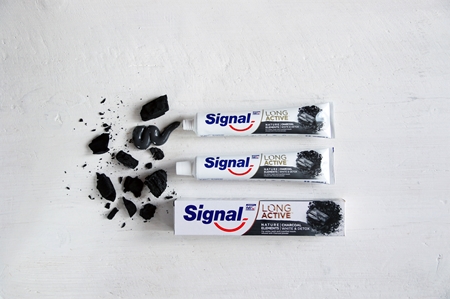 Signal Long Active Natural Elements dentifrice blanchissant au charbon actif