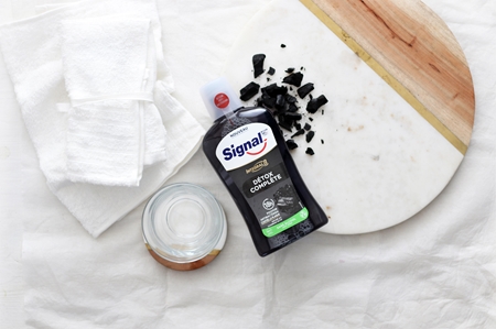 Signal Natural Elements Charcoal στοματικό διάλυμα με ενεργό άνθρακα