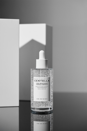 SKIN1004 Madagascar Centella Tone Brightening Capsule Ampoule ενυδατικός ορός για λαμπρότητα και λείανση επιδερμίδας