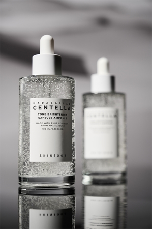 SKIN1004 Madagascar Centella Tone Brightening Capsule Ampoule ενυδατικός ορός για λαμπρότητα και λείανση επιδερμίδας