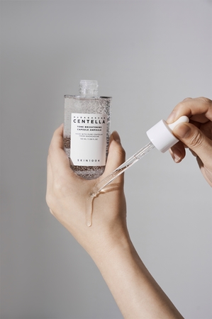 SKIN1004 Madagascar Centella Tone Brightening Capsule Ampoule ενυδατικός ορός για λαμπρότητα και λείανση επιδερμίδας