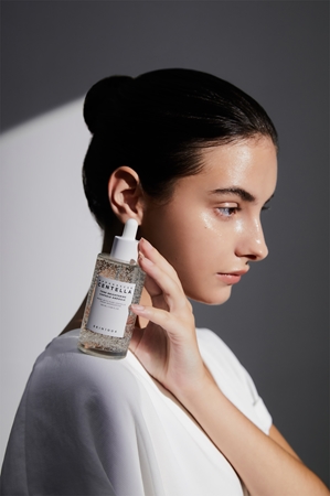 SKIN1004 Madagascar Centella Tone Brightening Capsule Ampoule ενυδατικός ορός για λαμπρότητα και λείανση επιδερμίδας